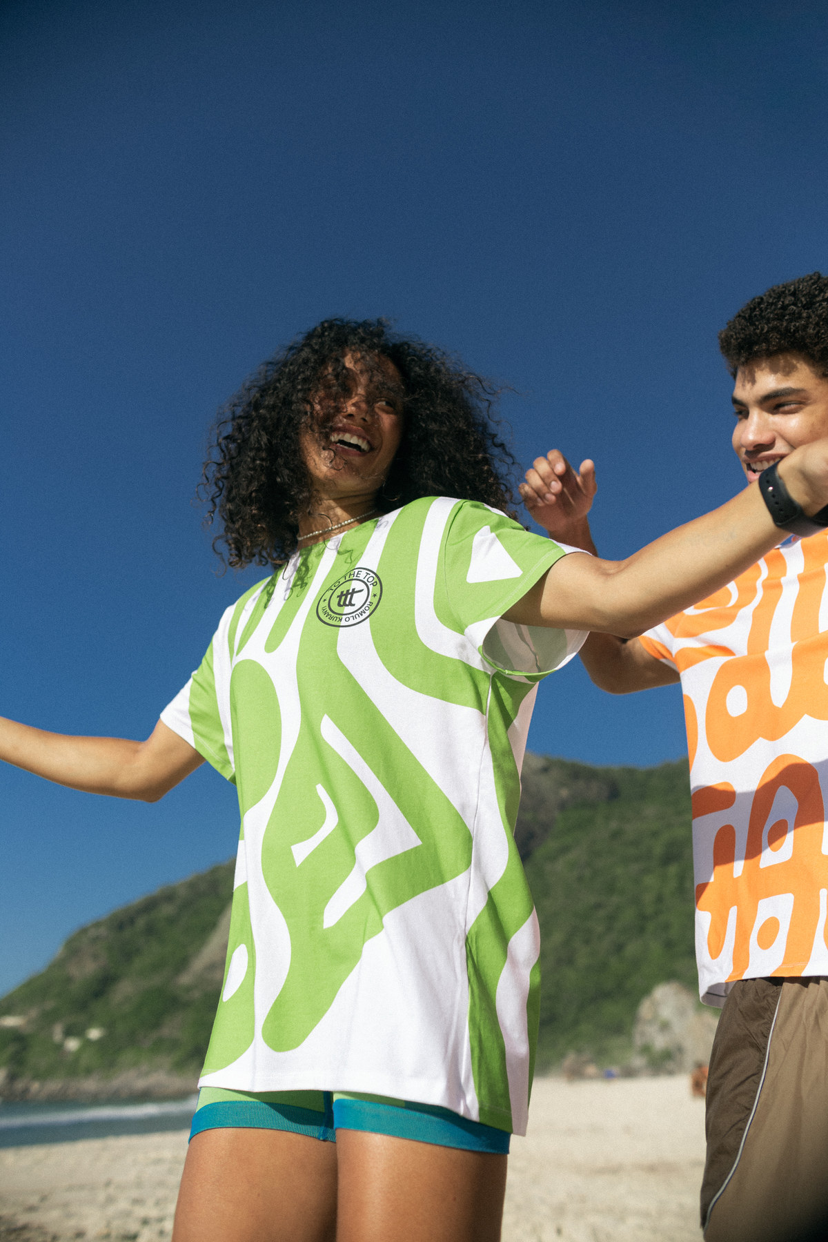 Sportswear-Kampagne am Strand, zwei Models in Bewegung