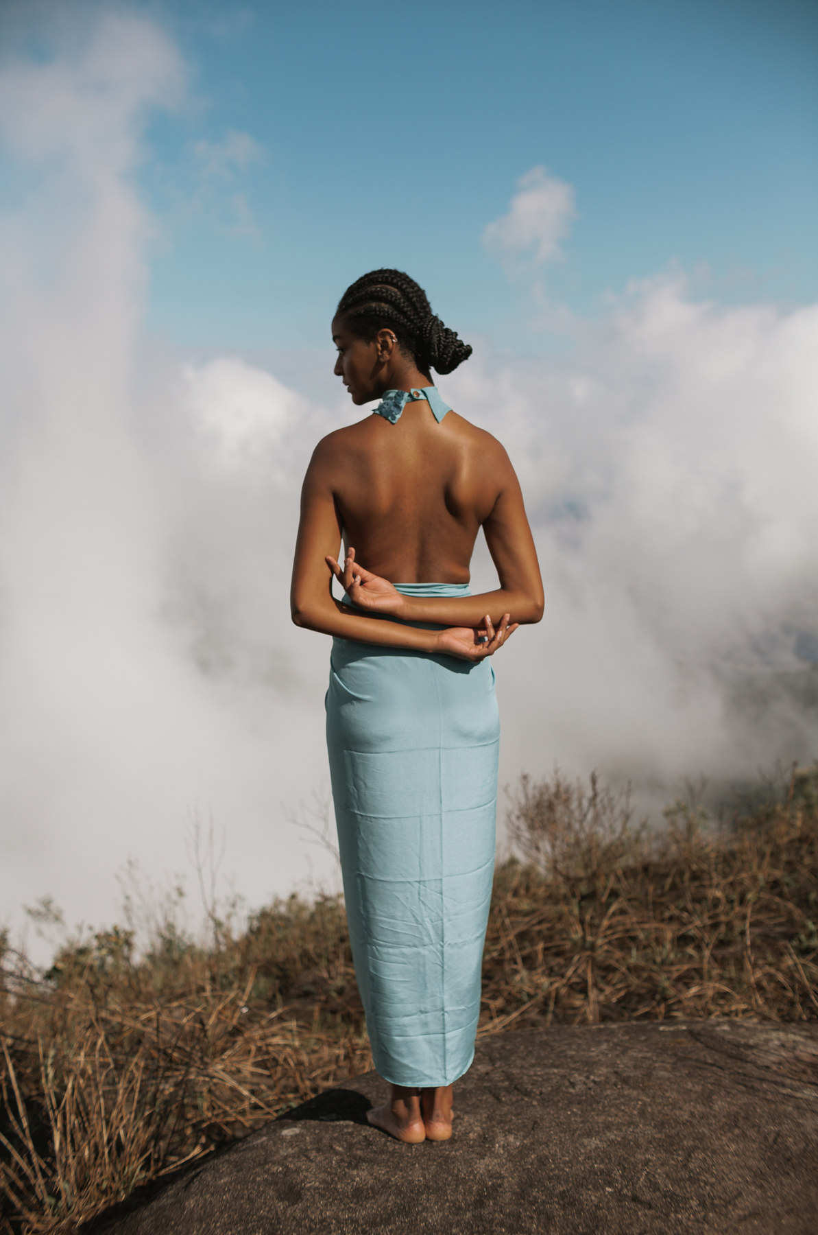 Model im Bergnebel, Rückenansicht, Editorial