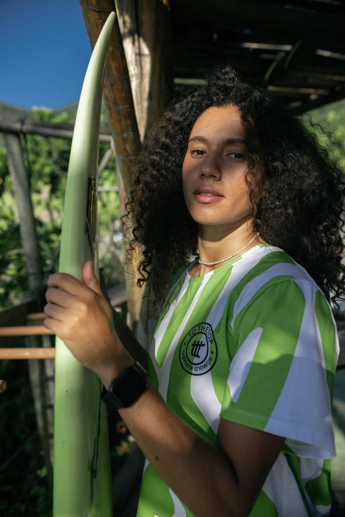 Sportswear-Portrait mit Surfboard