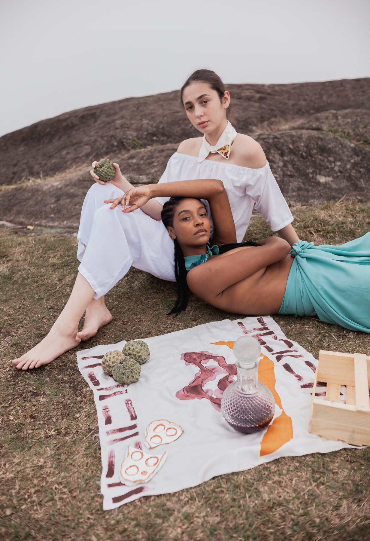 Zwei Models bei Picknick-Setup auf dem Berg