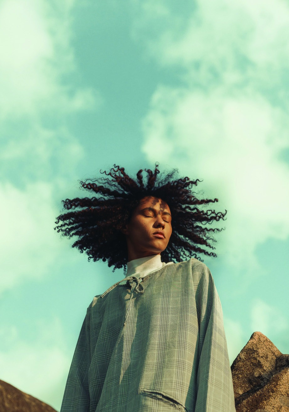 Editorial-Portrait gegen Himmel und Wolken