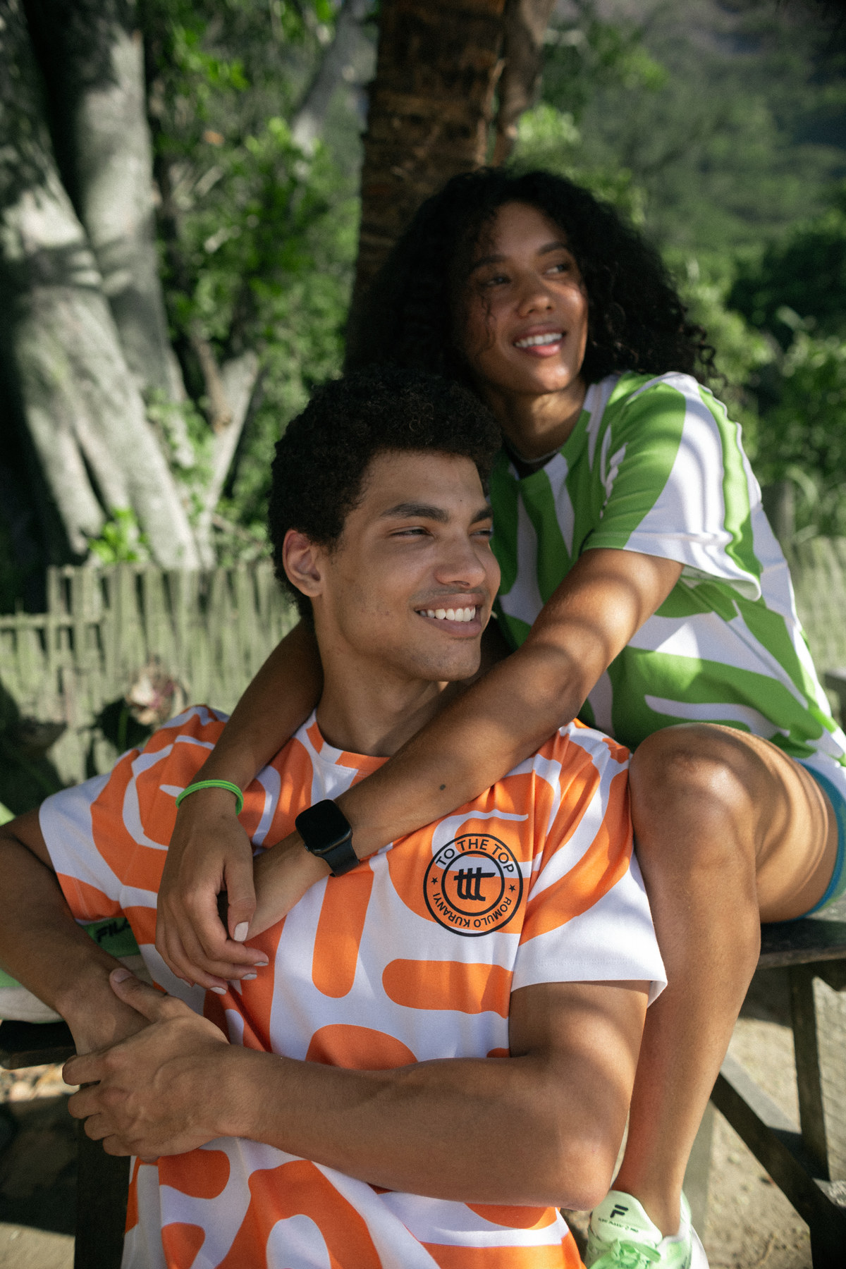 Sportswear-Duo in tropischer Vegetation