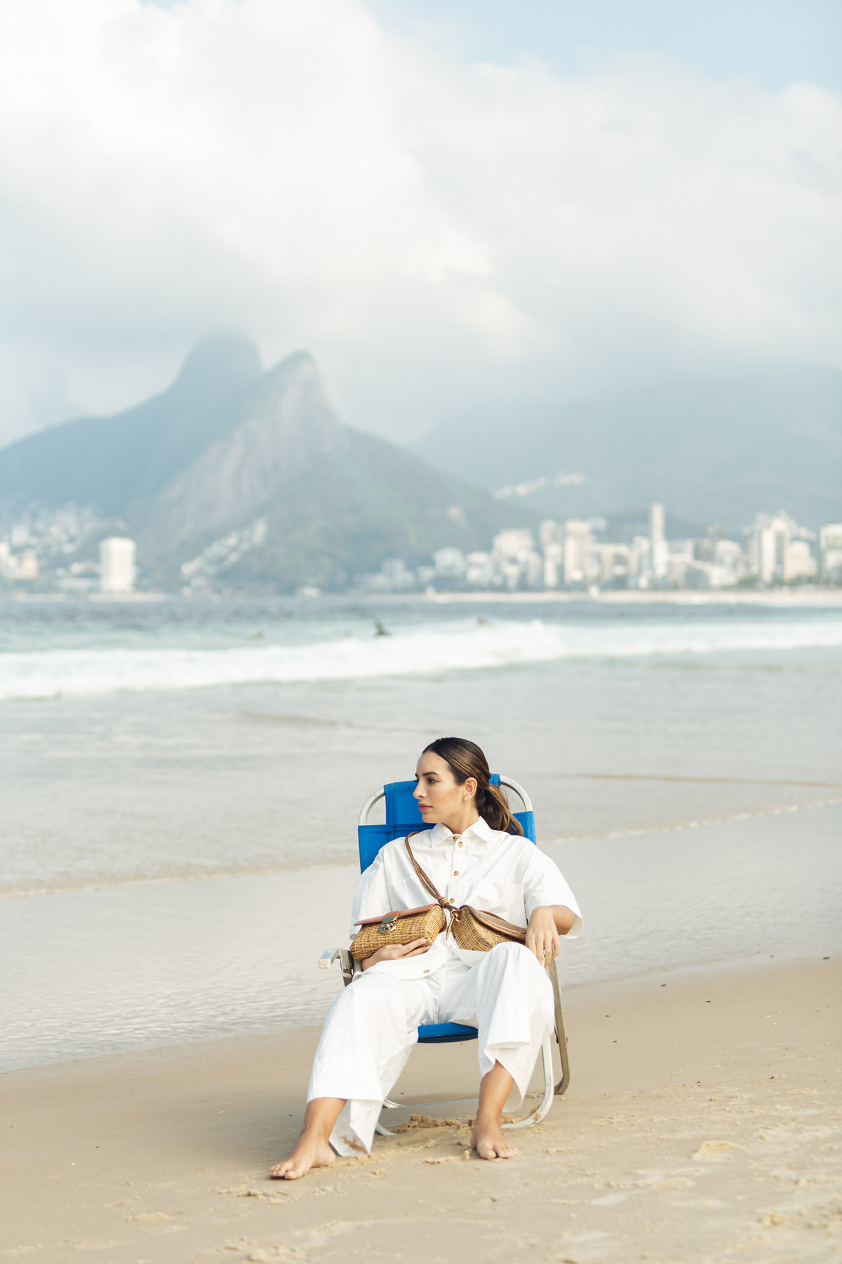 Editorial am Strand mit der Skyline von Rio im Hintergrund