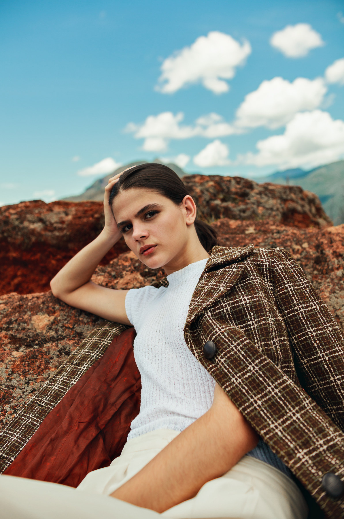 Fashion-Editorial auf rotem Felsplateau in Brasilien