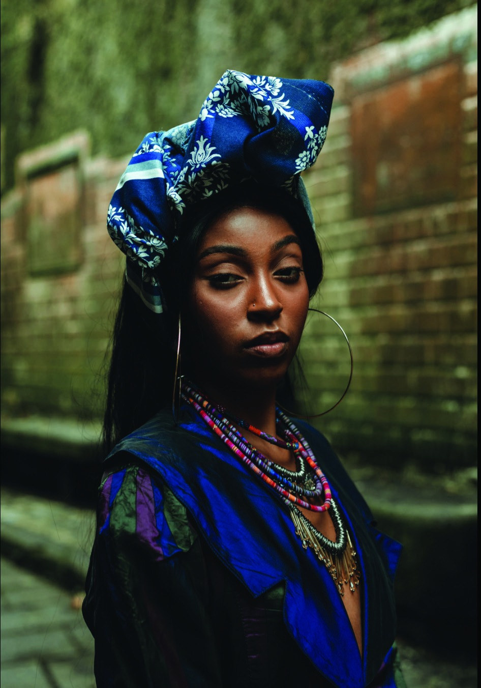 Fashion-Editorial in Rio de Janeiro — Model mit Turban vor historischer Mauer