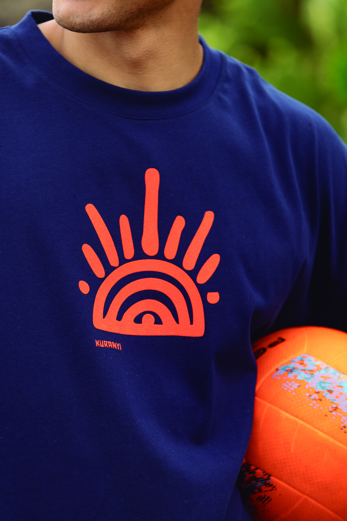 SKINY × KURANYI Kampagne — Herrenshirt mit Sonnenmotiv