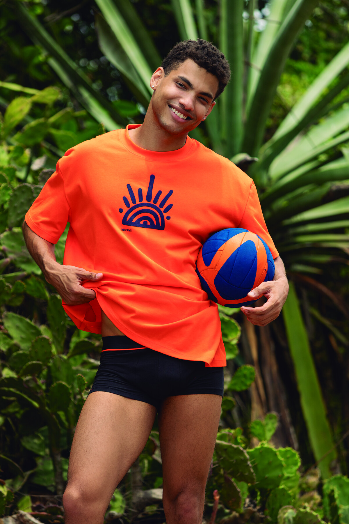 SKINY × KURANYI Kampagne — Model in Orange mit Volleyball